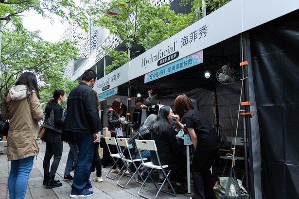 快閃店外排隊人潮
